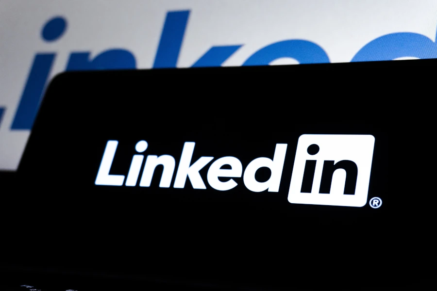 Nous pouvons voir une photo d'un écran avec le logo du réseau social LinkedIn